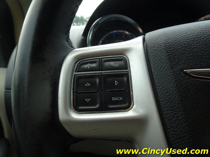 Used 2016 Chrysler Town & Country Touring FWD image 25