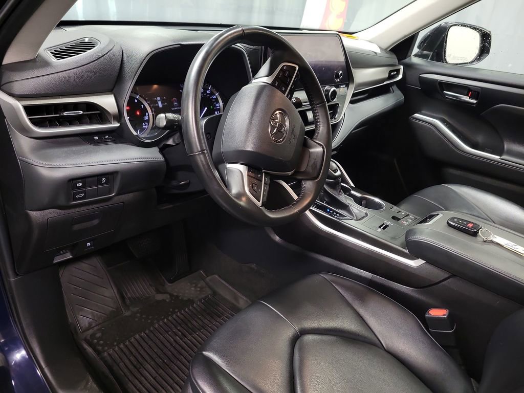 Used 2023 Toyota Highlander XLE FWD image 13