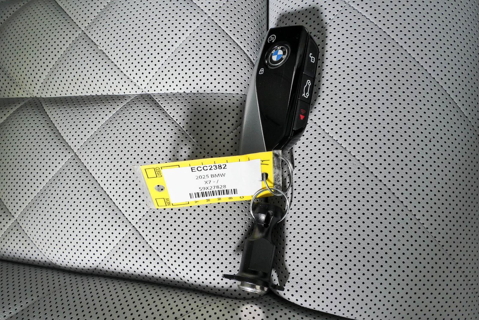 Used 2025 BMW X7 xDrive40i w/ M Sport Package AWD/4WD image 27