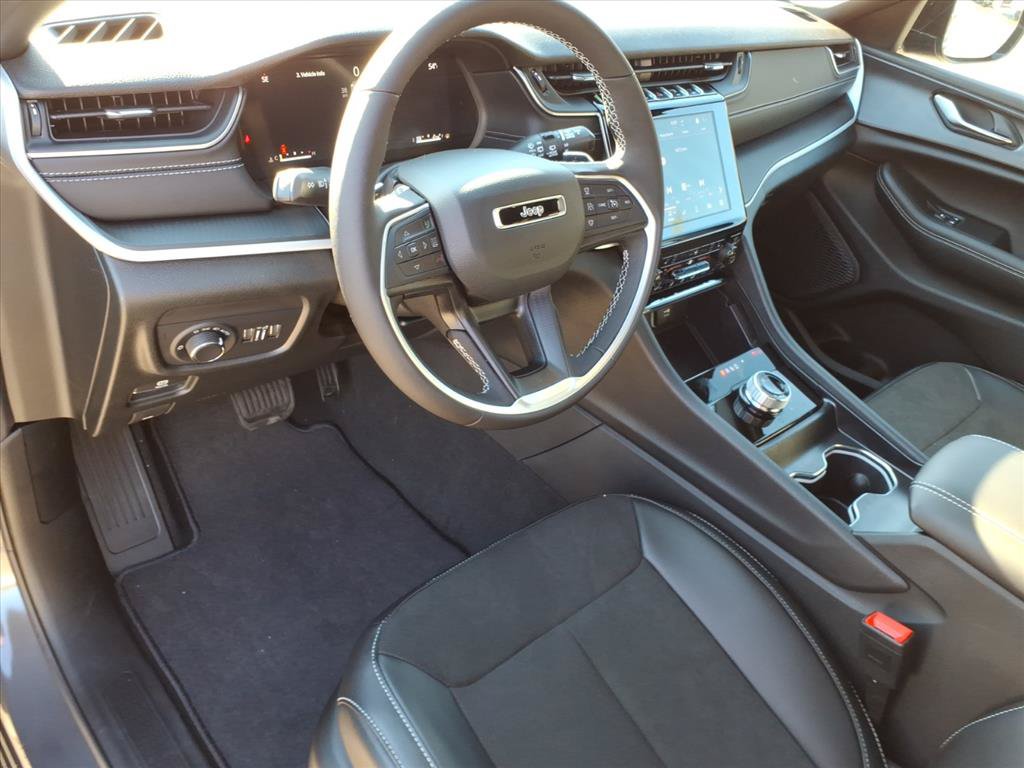Used 2025 Jeep Grand Cherokee Altitude AWD/4WD image 3