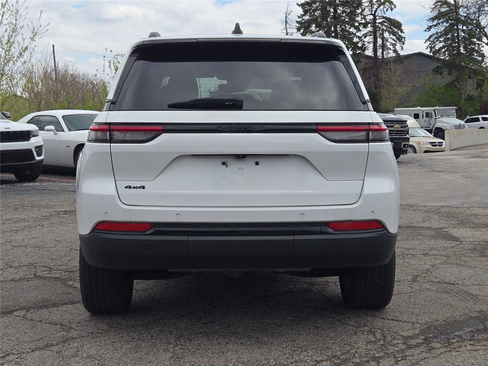 Used 2023 Jeep Grand Cherokee Altitude AWD/4WD image 11