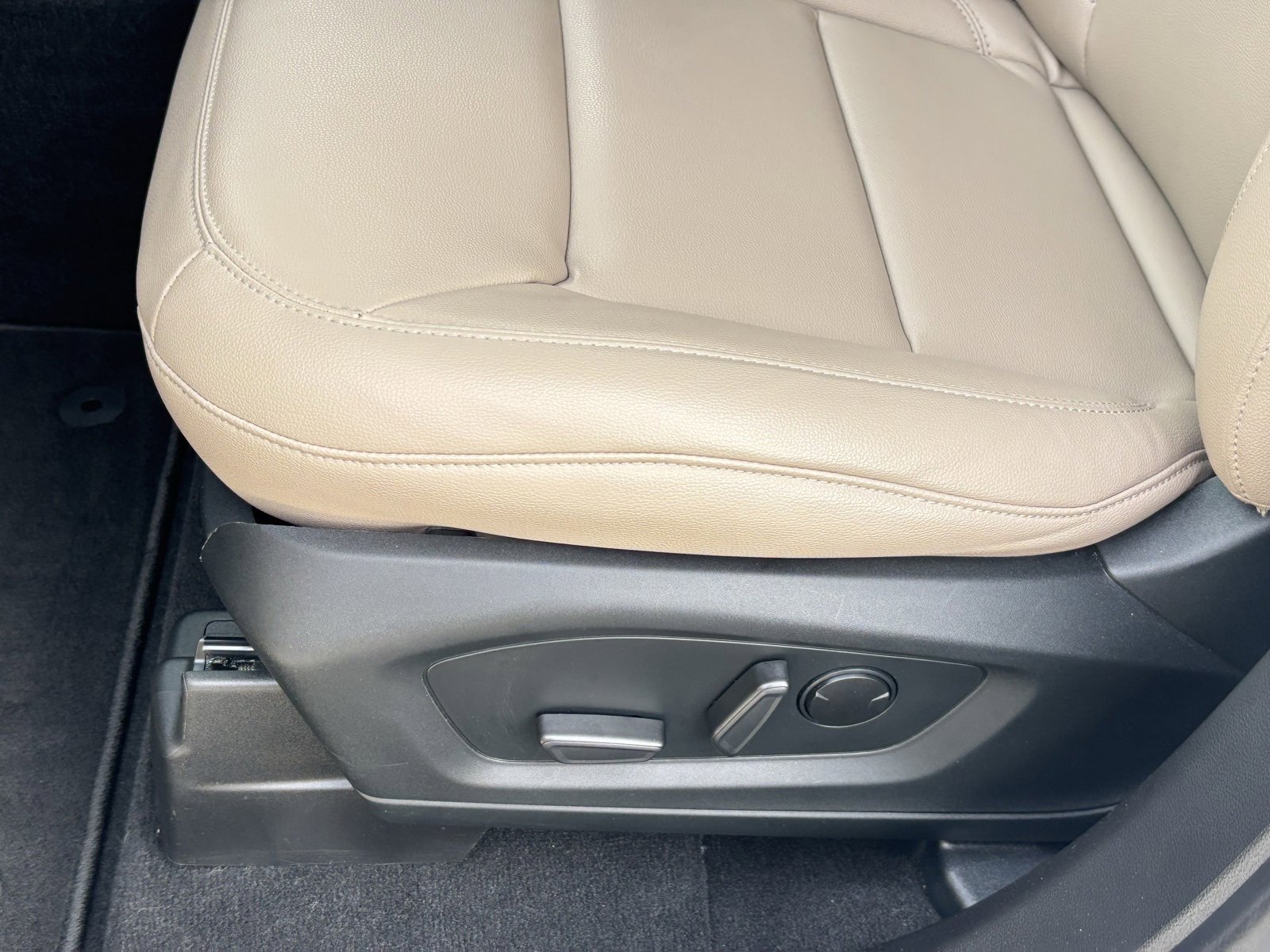 Used 2020 Ford Explorer XLT w/ Equipment Group 202A image 19