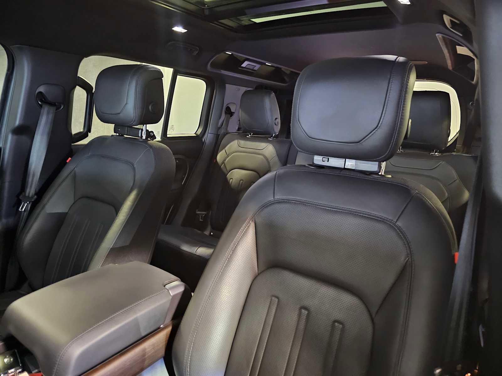 Used 2023 Land Rover Defender 110 X image 31