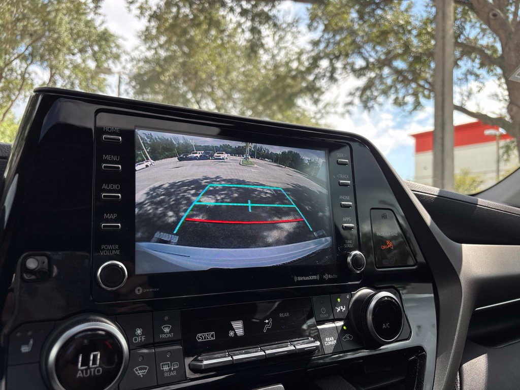 Used 2020 Toyota Highlander XLE FWD image 32