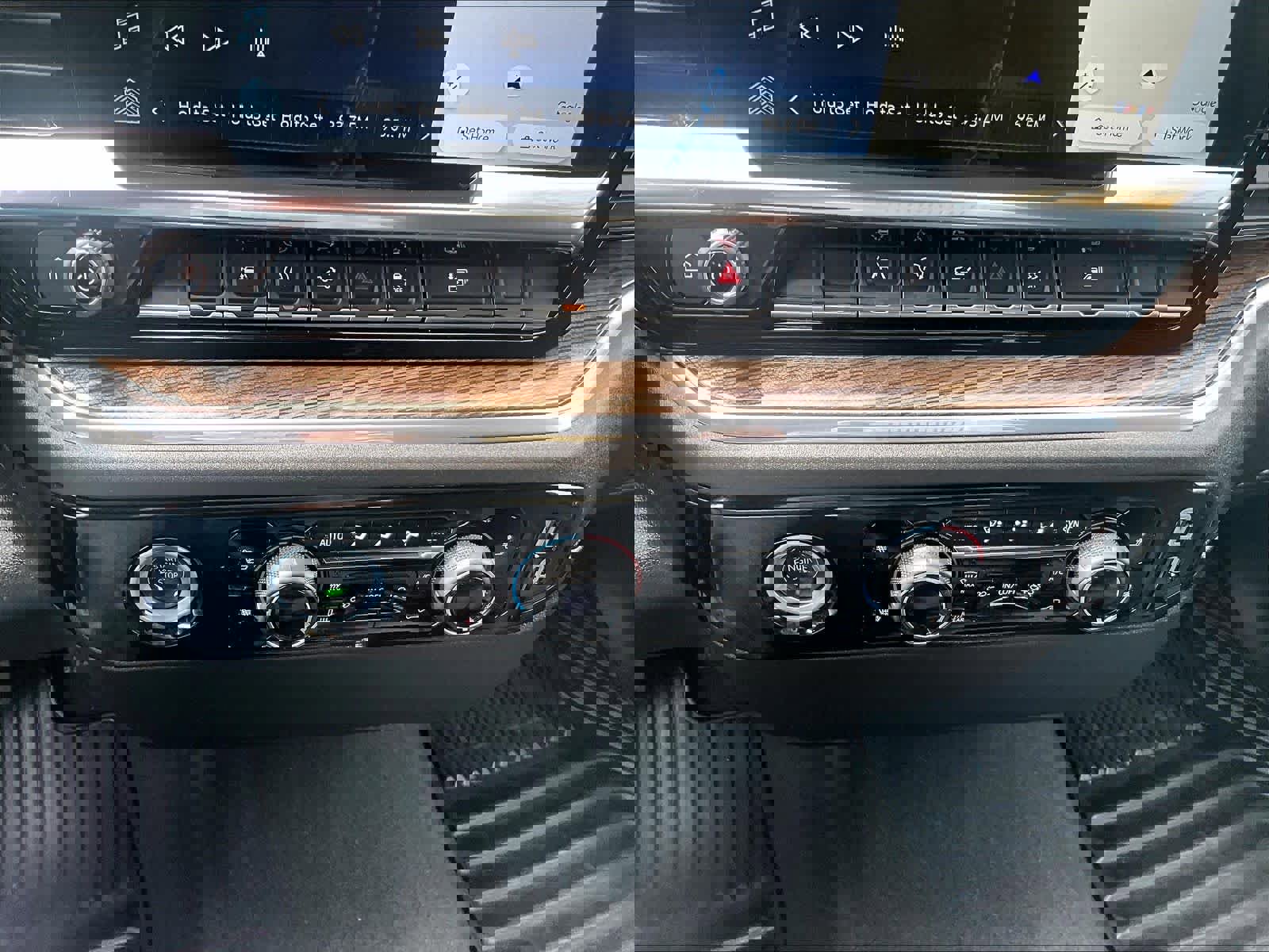 Used 2024 Chevrolet Silverado 1500 LT AWD/4WD image 27