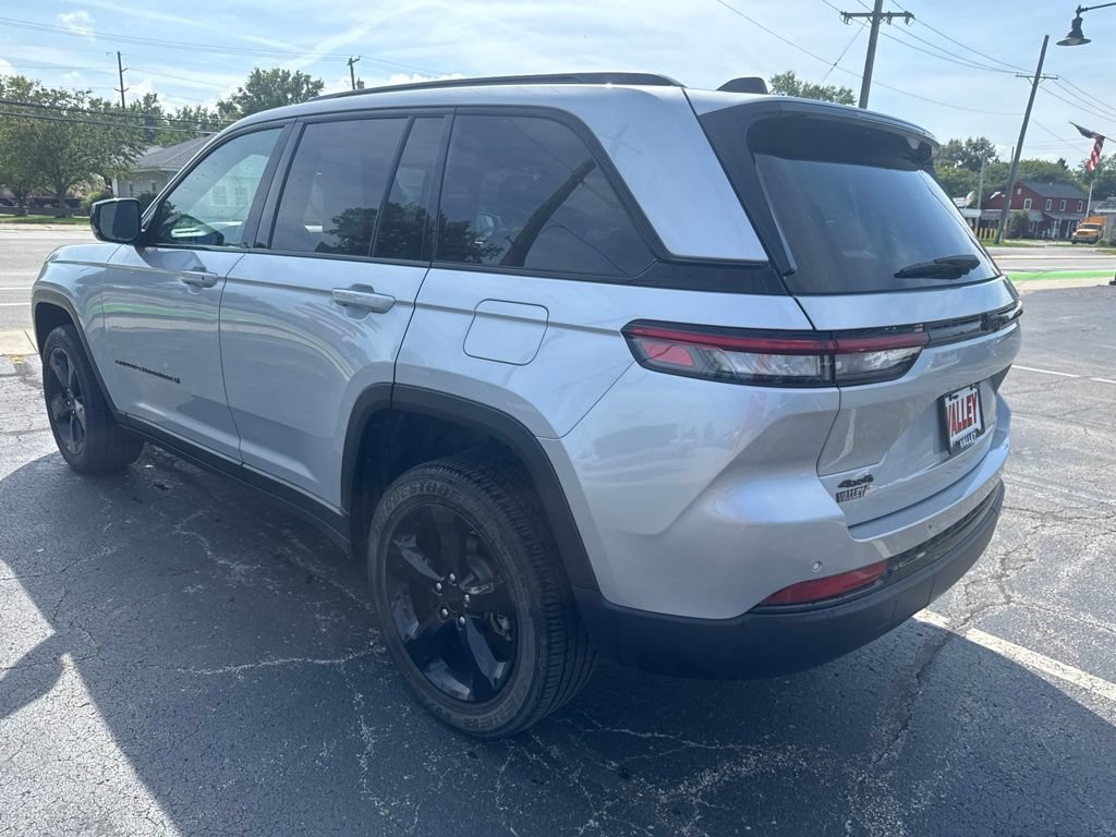 Used 2024 Jeep Grand Cherokee Altitude AWD/4WD image 13