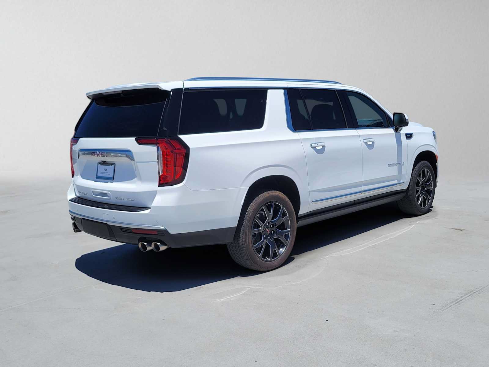 Used 2024 GMC Yukon XL Denali AWD/4WD image 3