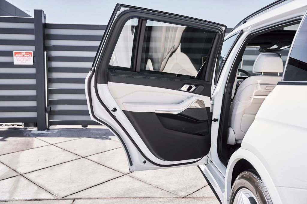 Used 2023 BMW ALPINA XB7 image 29