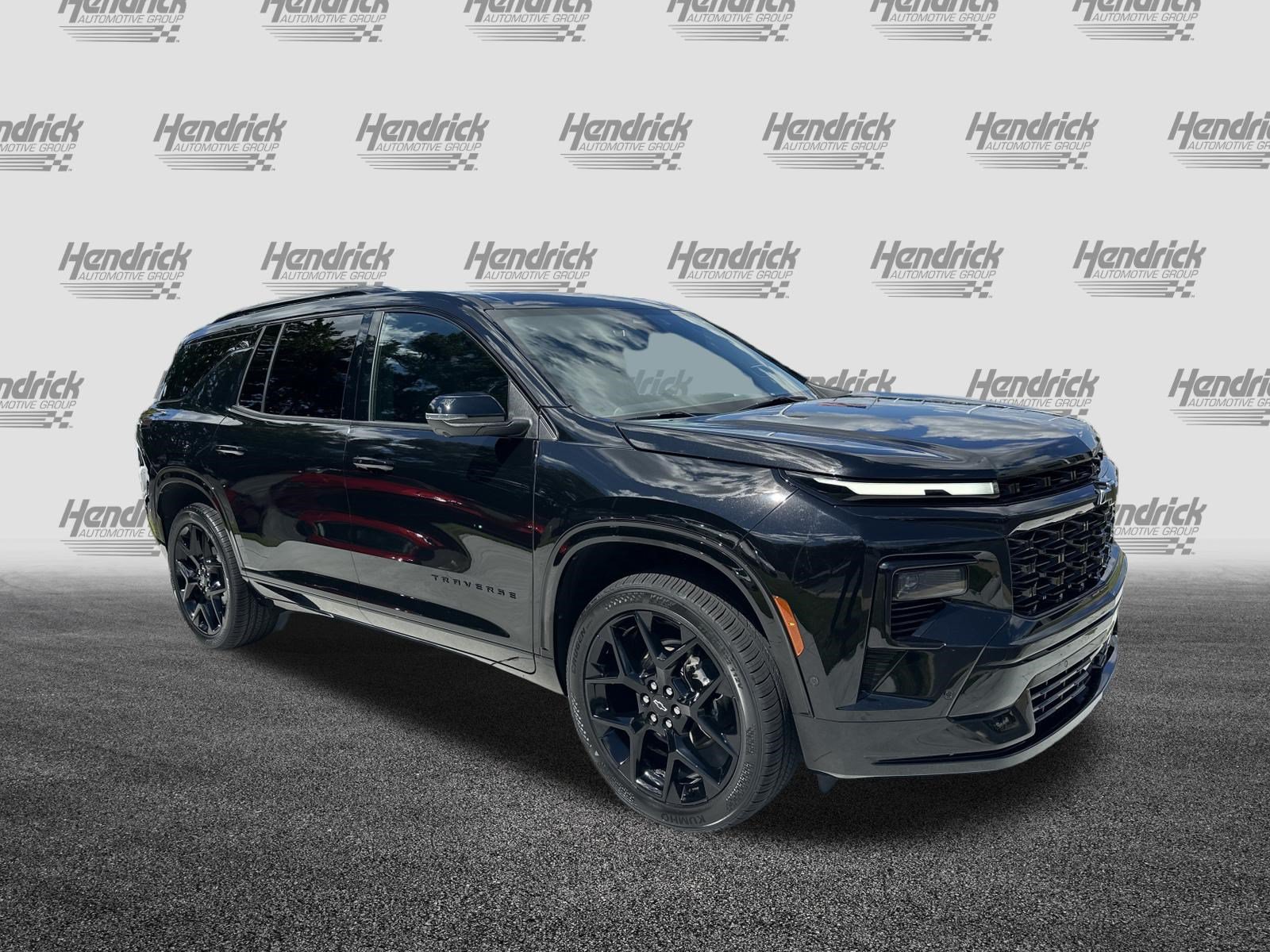 Used 2025 Chevrolet Traverse RS FWD image 2