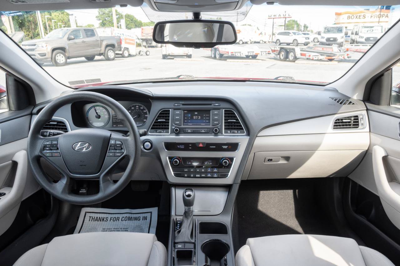 Used 2016 Hyundai Sonata SE FWD image 2