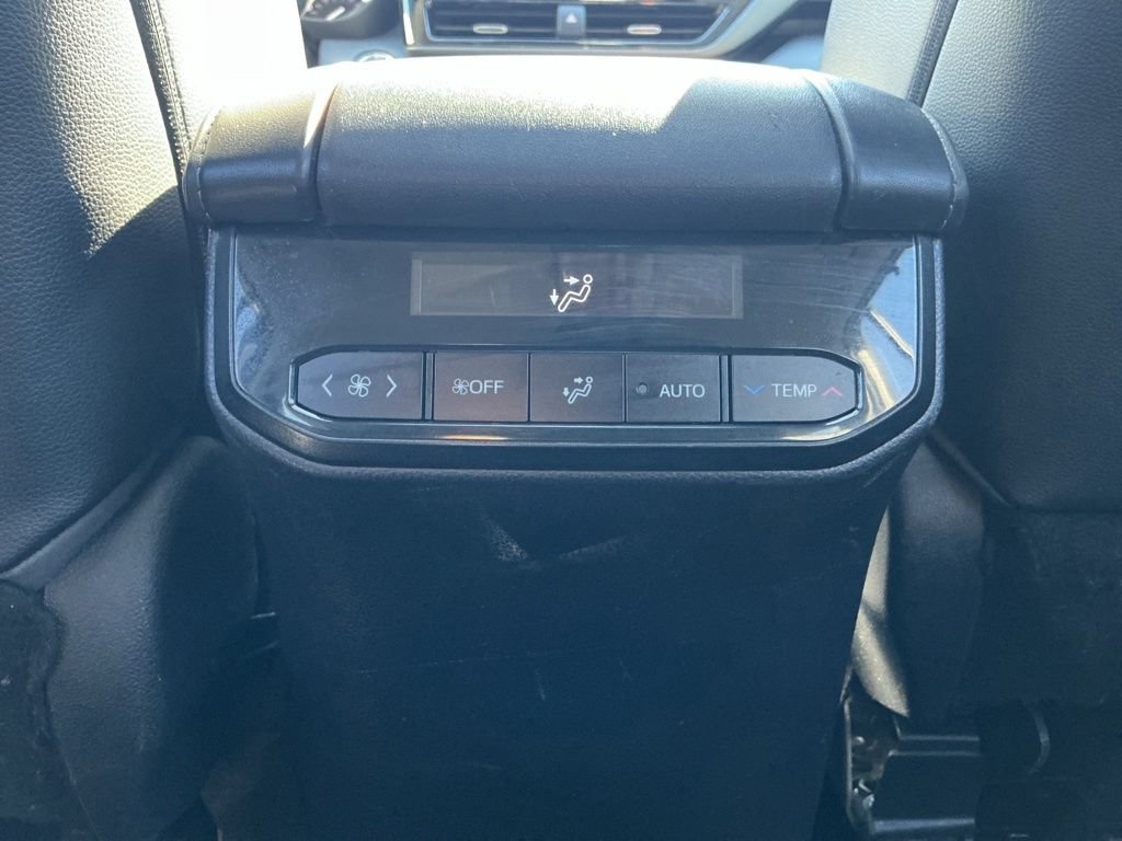 Used 2022 Toyota Highlander XLE AWD/4WD image 31
