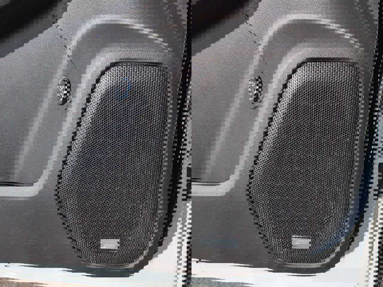 Used 2023 GMC Acadia SLT image 30