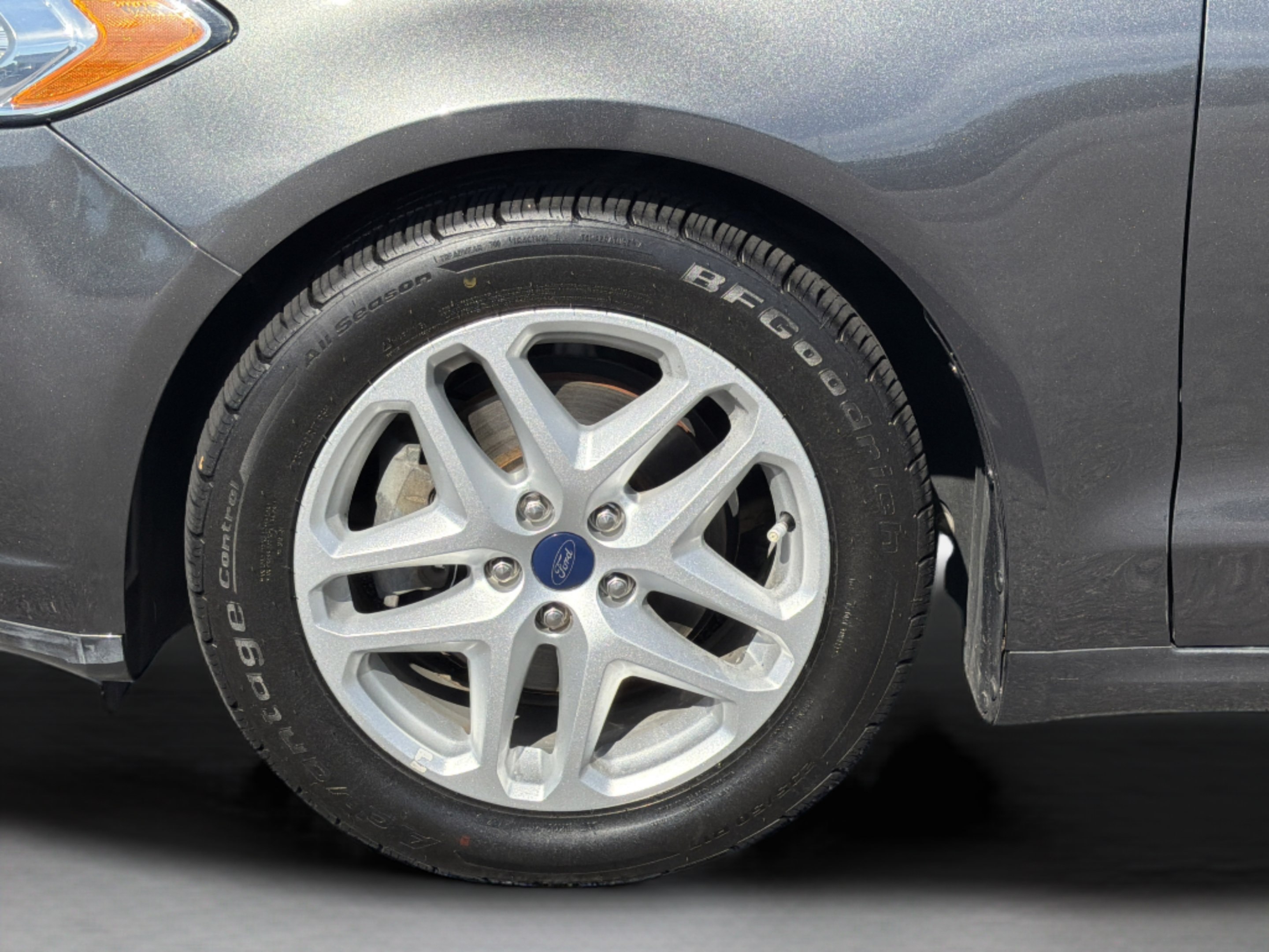 Used 2015 Ford Fusion SE FWD image 27