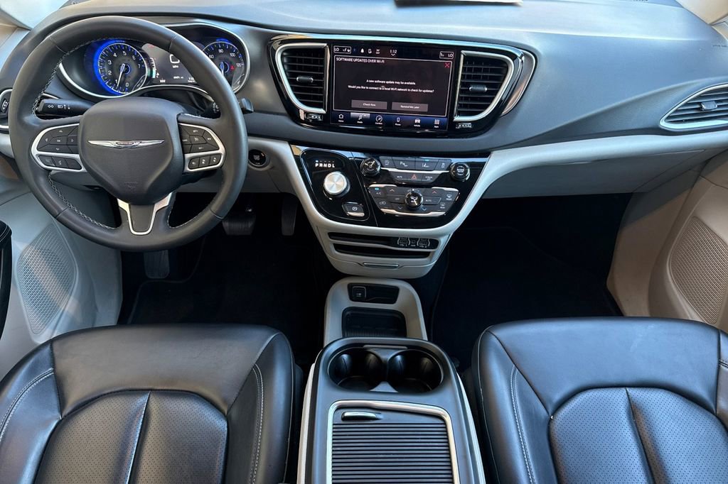 Used 2023 Chrysler Pacifica Touring-L image 20