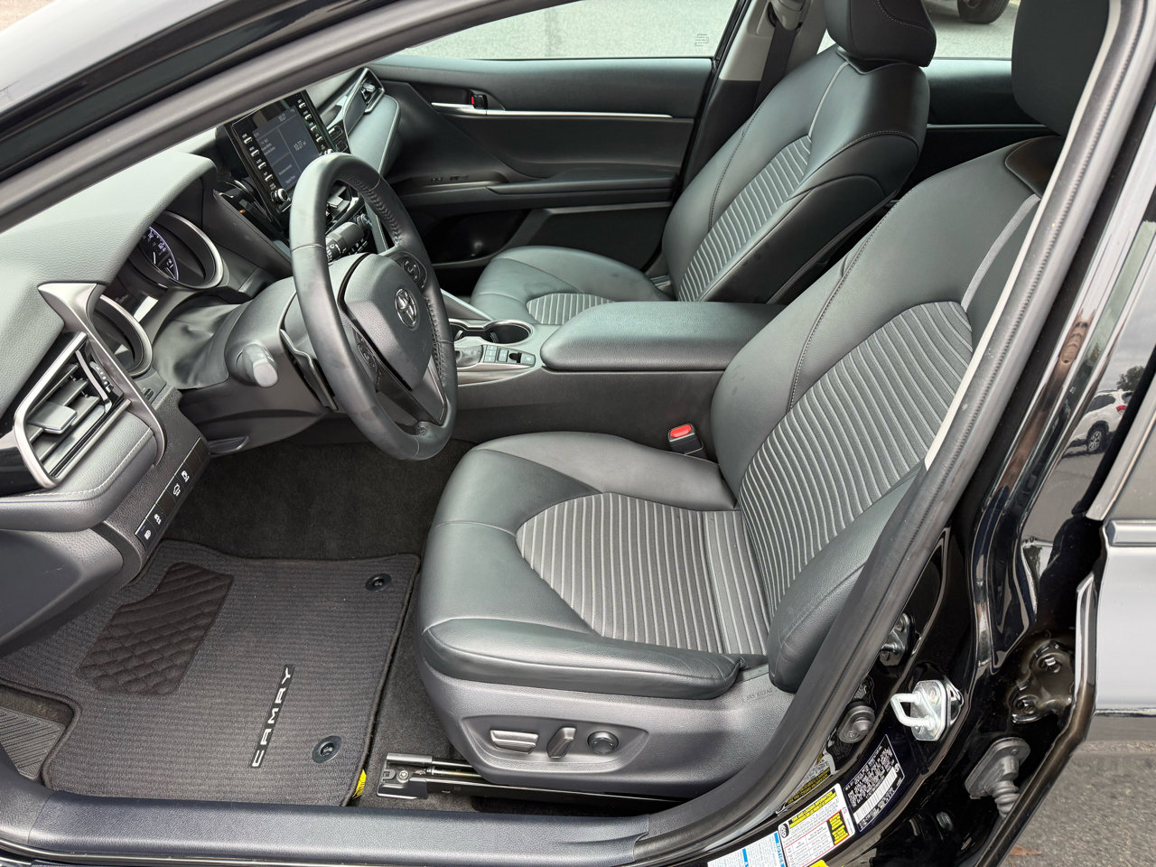 Used 2022 Toyota Camry SE image 11