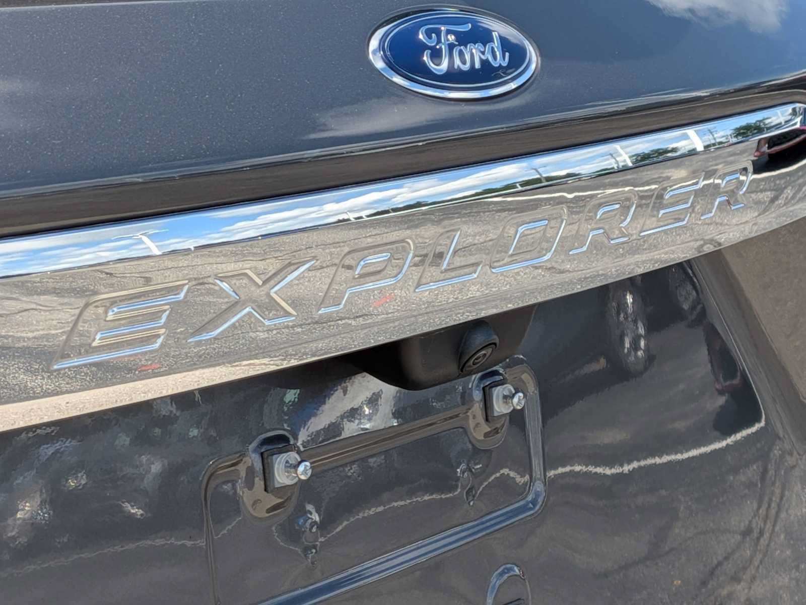 Used 2023 Ford Explorer XLT w/ Equipment Group 202A AWD/4WD image 11