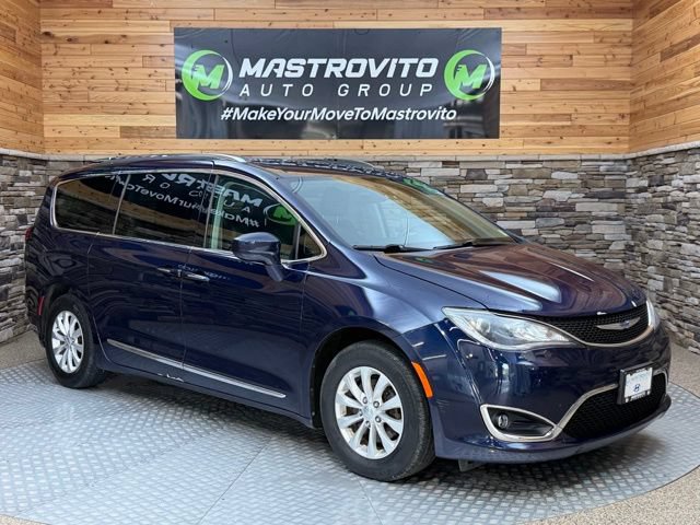 Used 2018 Chrysler Pacifica Touring-L FWD image 2