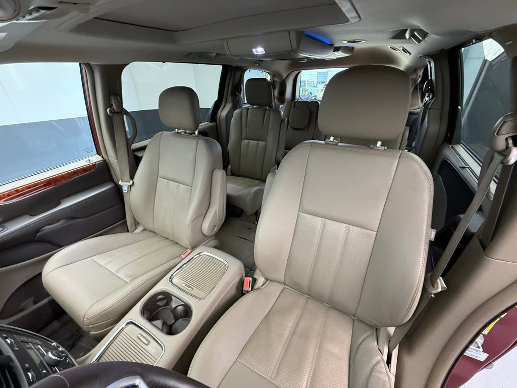 Used 2016 Chrysler Town & Country Touring-L image 37