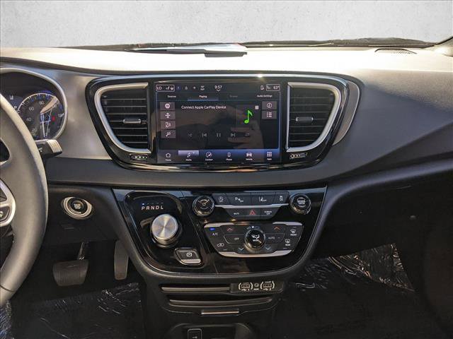 Used 2025 Chrysler Pacifica Select image 13