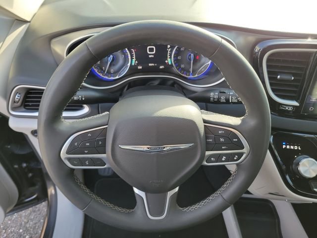 Used 2023 Chrysler Pacifica Touring-L image 23