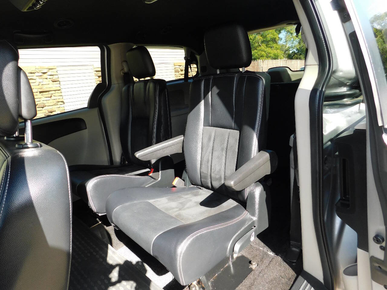 Used 2017 Dodge Grand Caravan SXT image 28