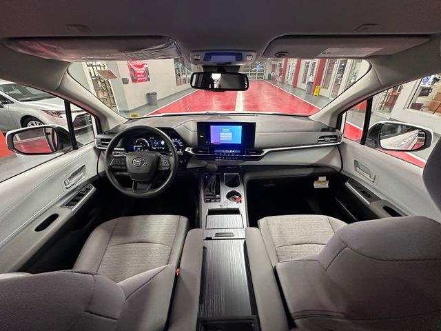 Used 2026 Toyota Sienna LE image 11