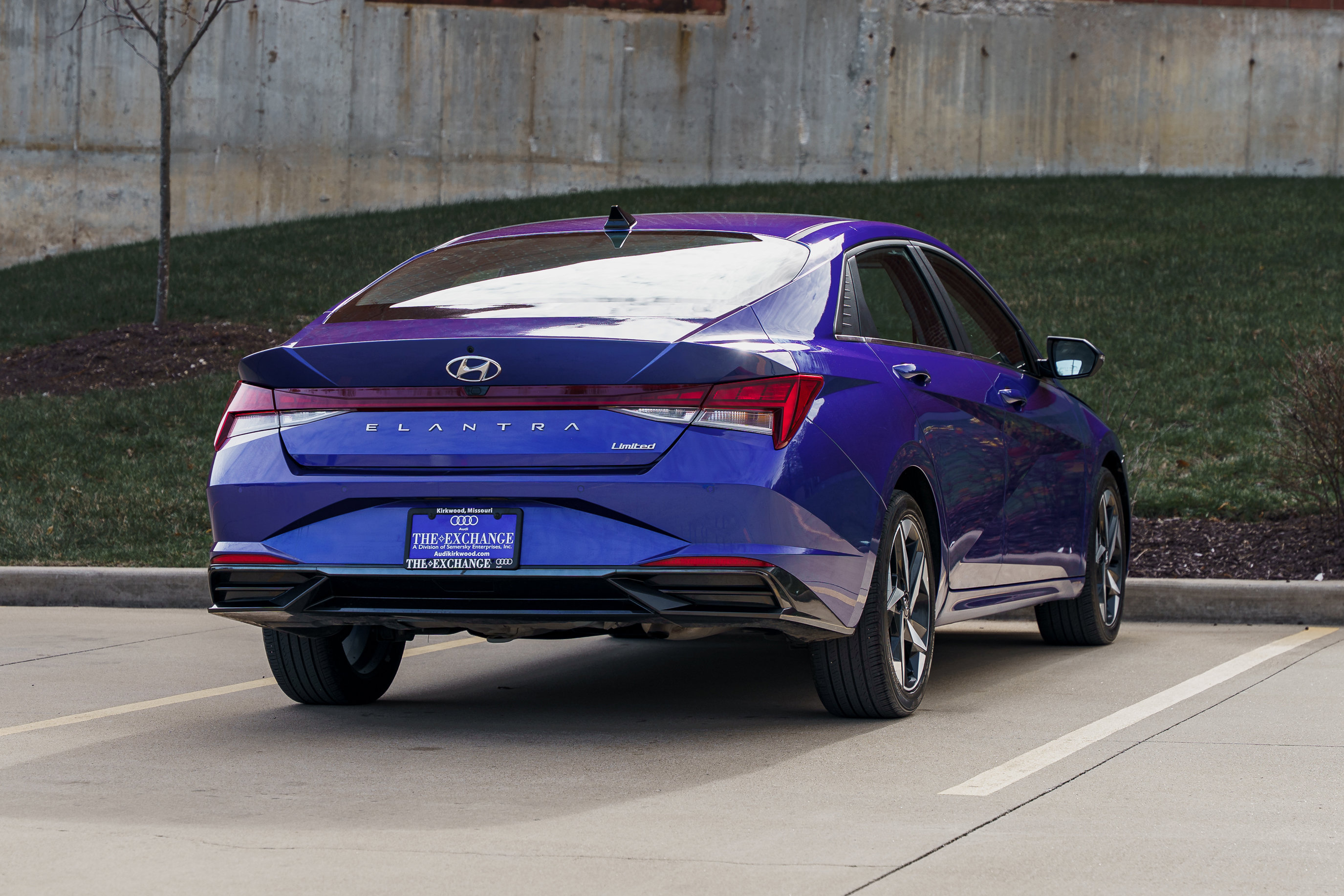 Used 2023 Hyundai Elantra Limited image 4