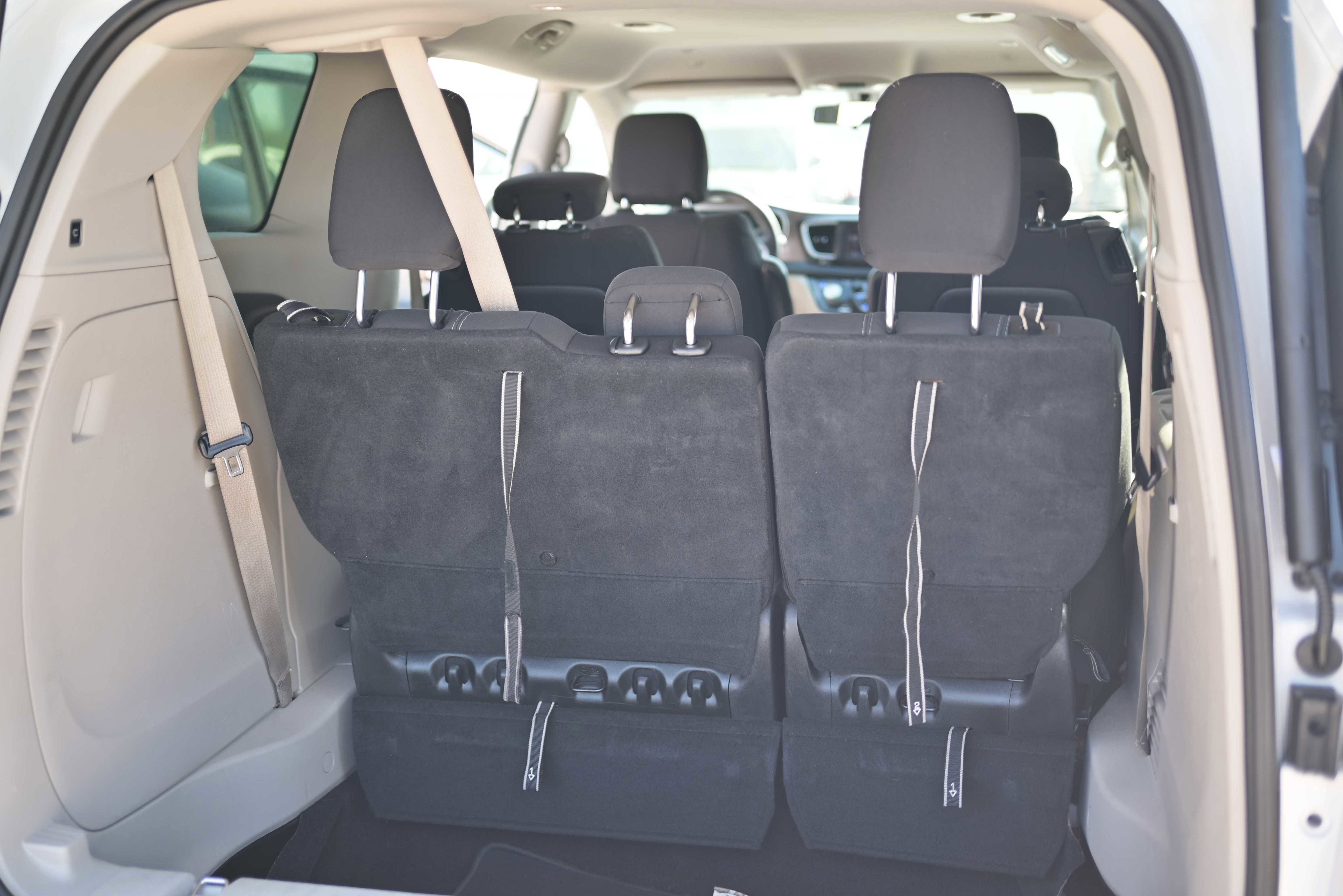 Used 2022 Chrysler Voyager LX image 12