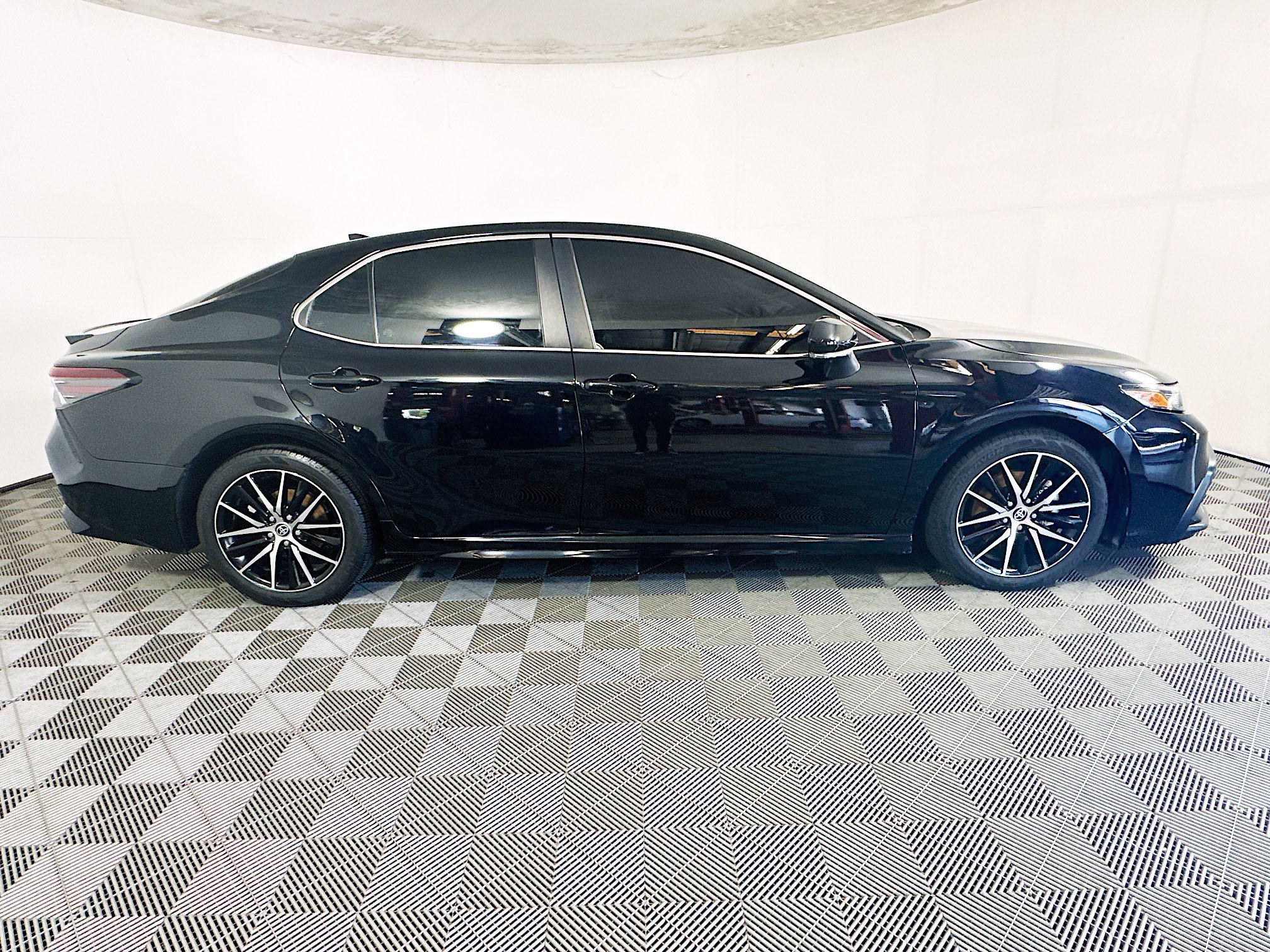 Used 2023 Toyota Camry SE FWD image 2