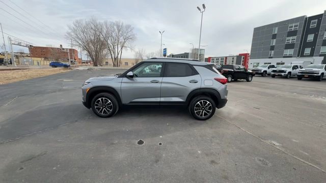 Used 2025 Chevrolet TrailBlazer LT w/ Driver Confidence Package image 5