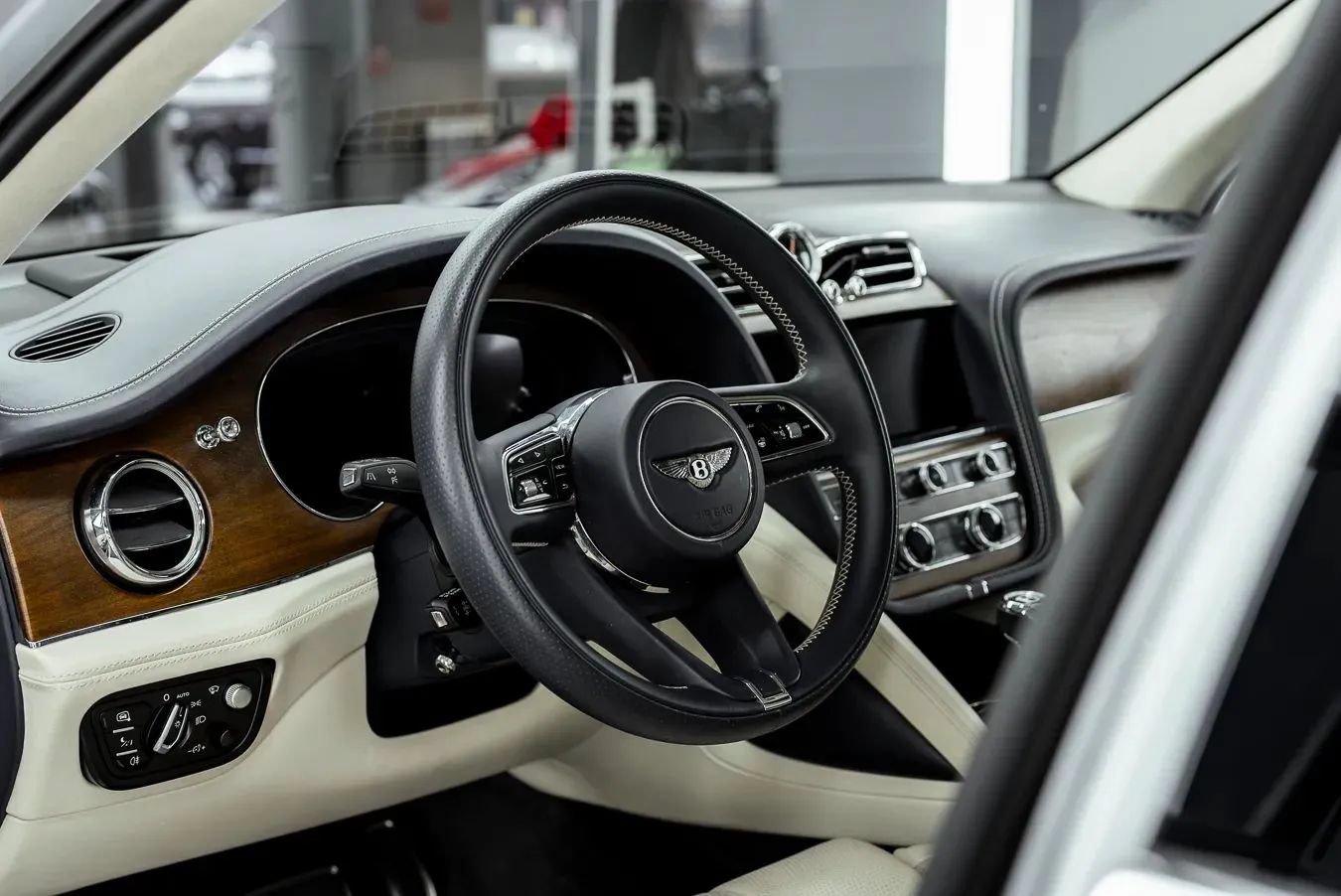 Used 2023 Bentley Bentayga AWD/4WD image 12