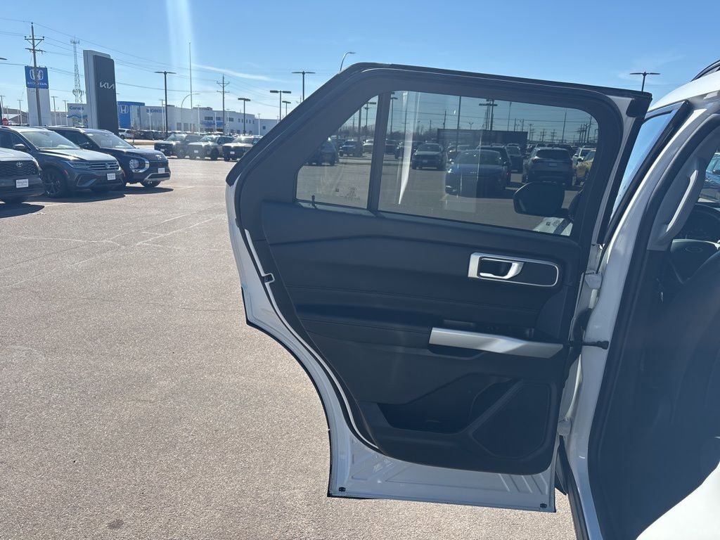Used 2020 Ford Explorer XLT w/ Equipment Group 202A AWD/4WD image 25
