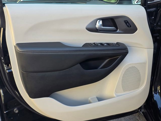 Used 2023 Chrysler Pacifica Touring-L image 10