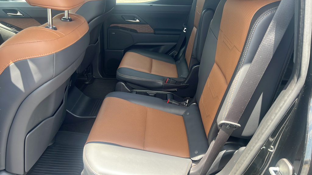 Used 2025 Lexus GX 550 w/ Accessory Package (2T) AWD/4WD image 15