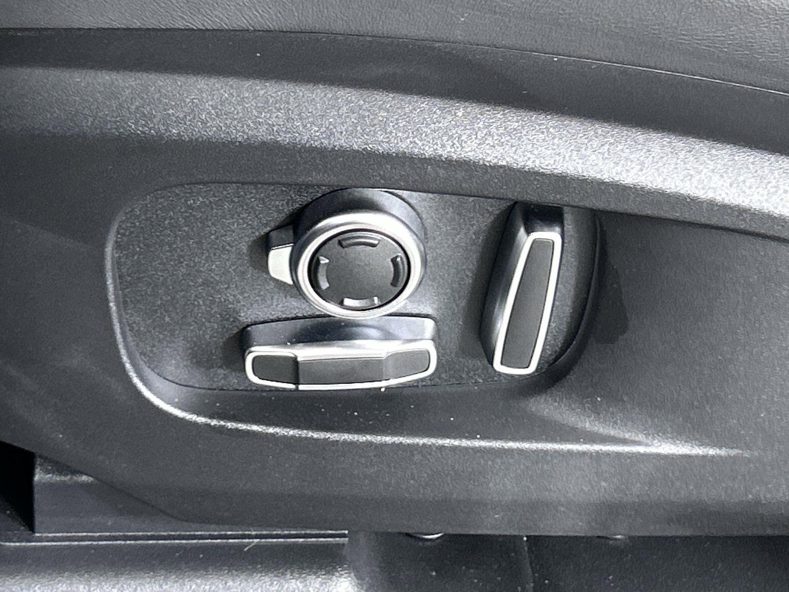 New 2025 Land Rover Defender 130 X-Dynamic SE image 24