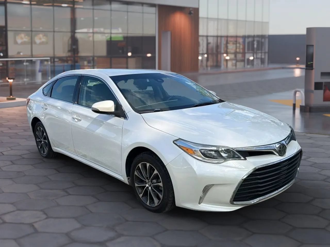 Used 2017 Toyota Avalon XLE FWD image 15