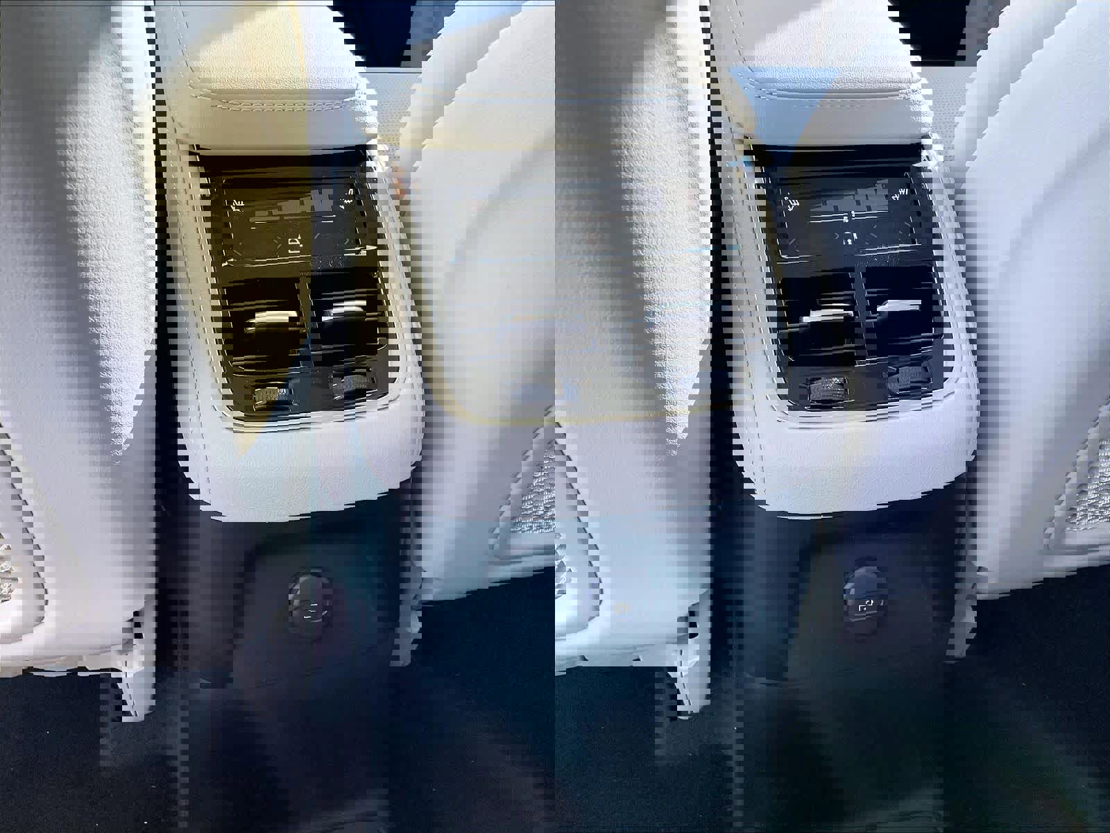 New 2026 Volvo XC90 T8 Ultra w/ Lounge Package image 16