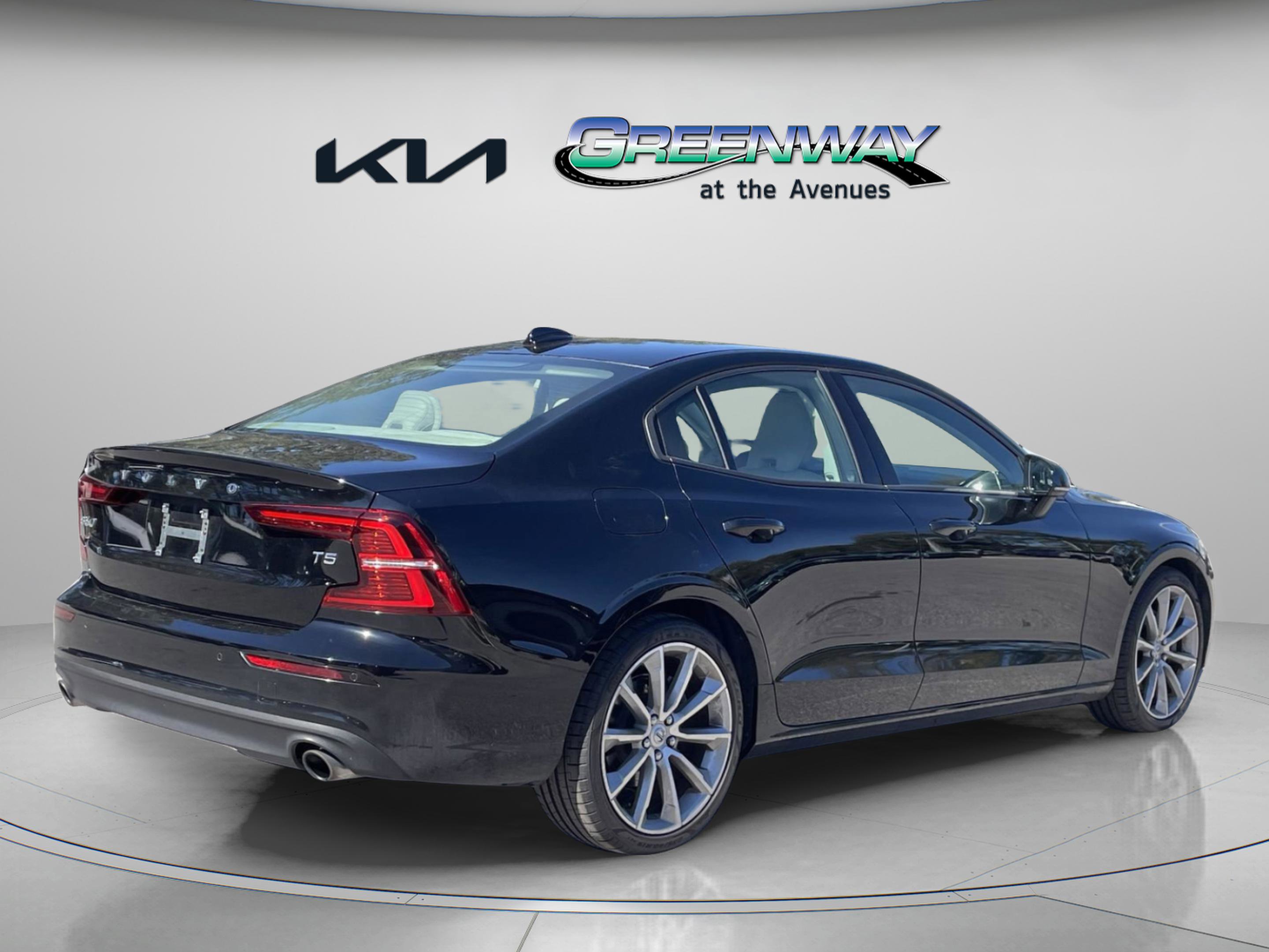 Used 2021 Volvo S60 T5 Momentum w/ Protection Package Premier image 4