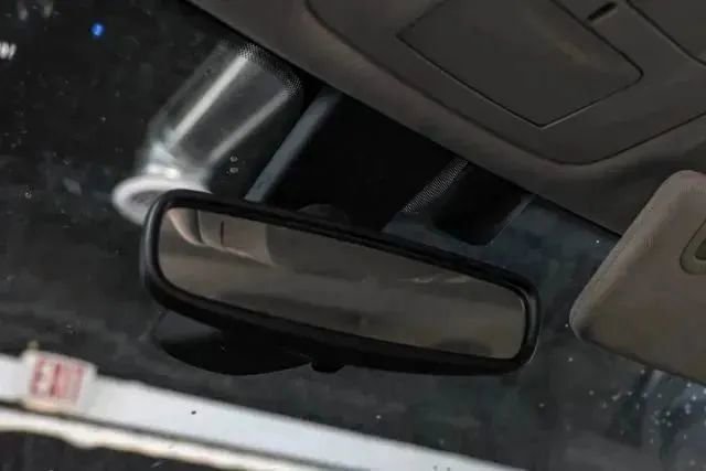 Used 2018 Chrysler Pacifica Touring Plus w/ Tire & Wheel Group FWD image 28