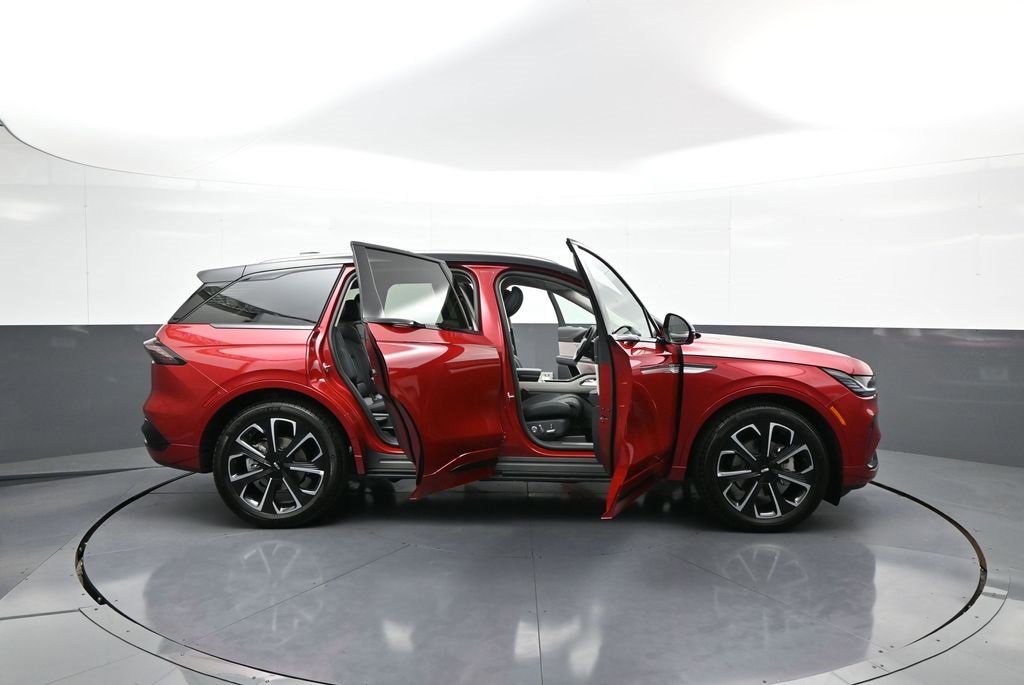 Used 2025 Lincoln Nautilus Reserve image 45