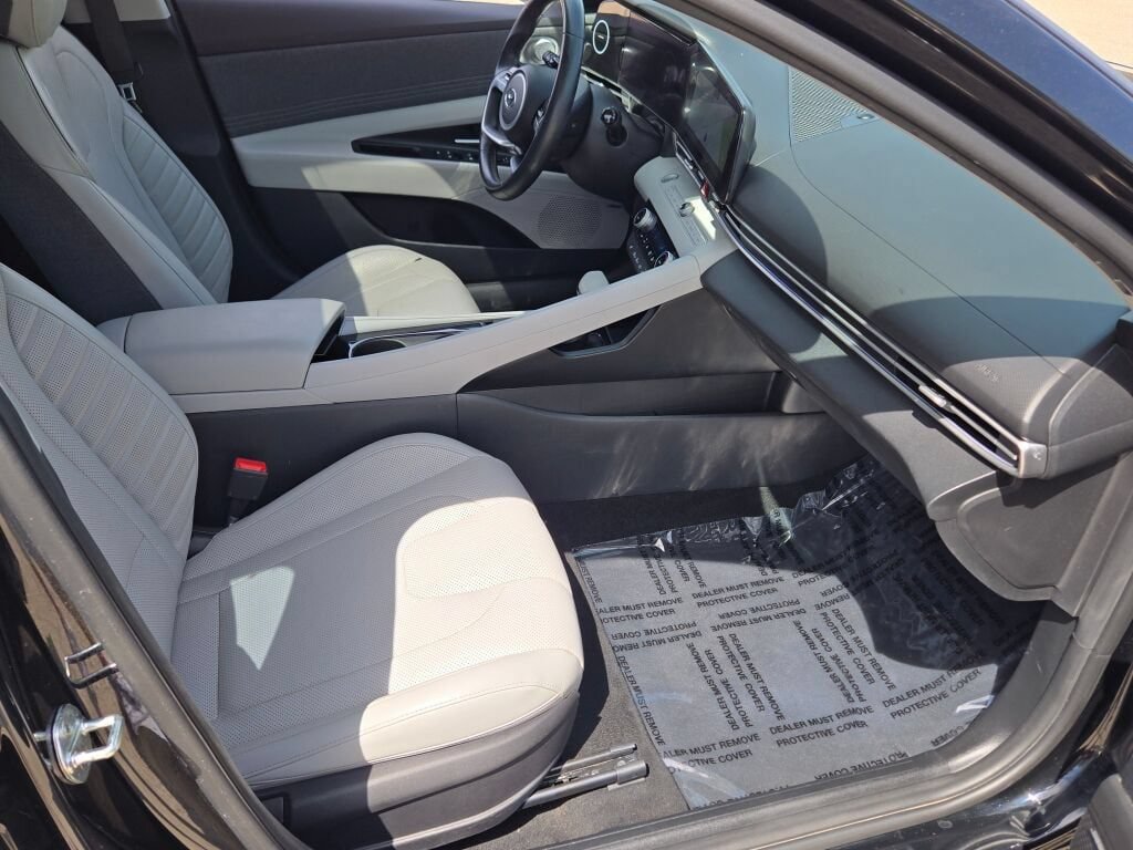 Used 2022 Hyundai Elantra Limited w/ Cargo Package FWD image 4
