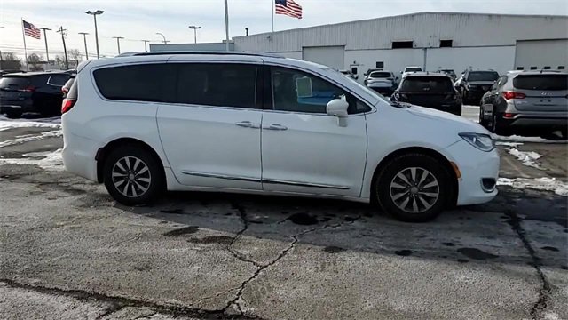 Used 2020 Chrysler Pacifica Touring-L Plus w/ Advanced Safetytec Group image 2