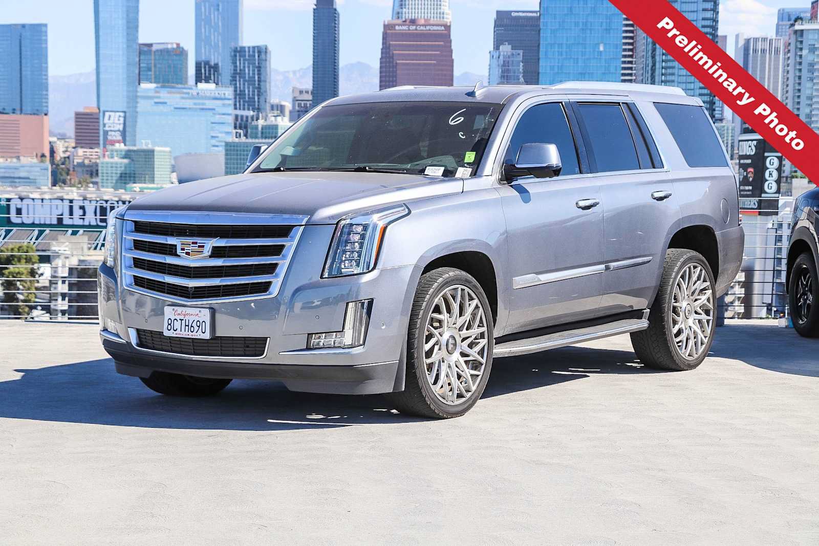 Used 2018 Cadillac Escalade Luxury RWD image 1