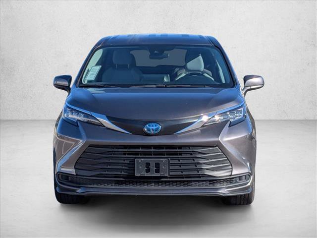 Used 2023 Toyota Sienna LE image 2