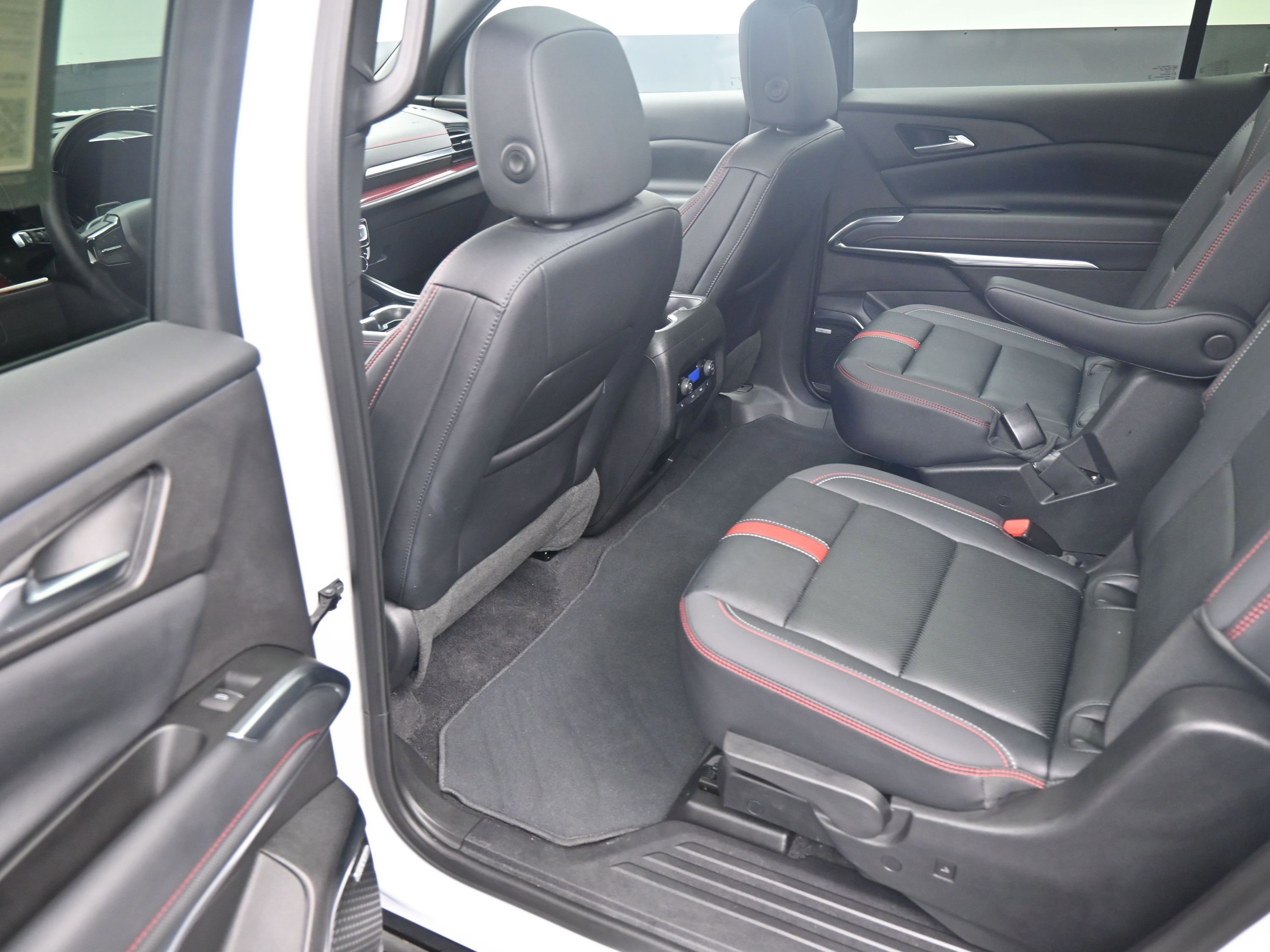 Used 2025 Chevrolet Traverse RS image 18