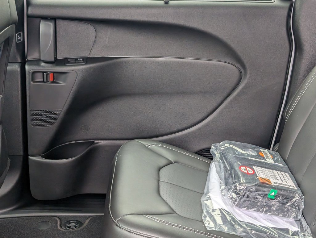 New 2027 Chrysler Pacifica Select FWD image 25