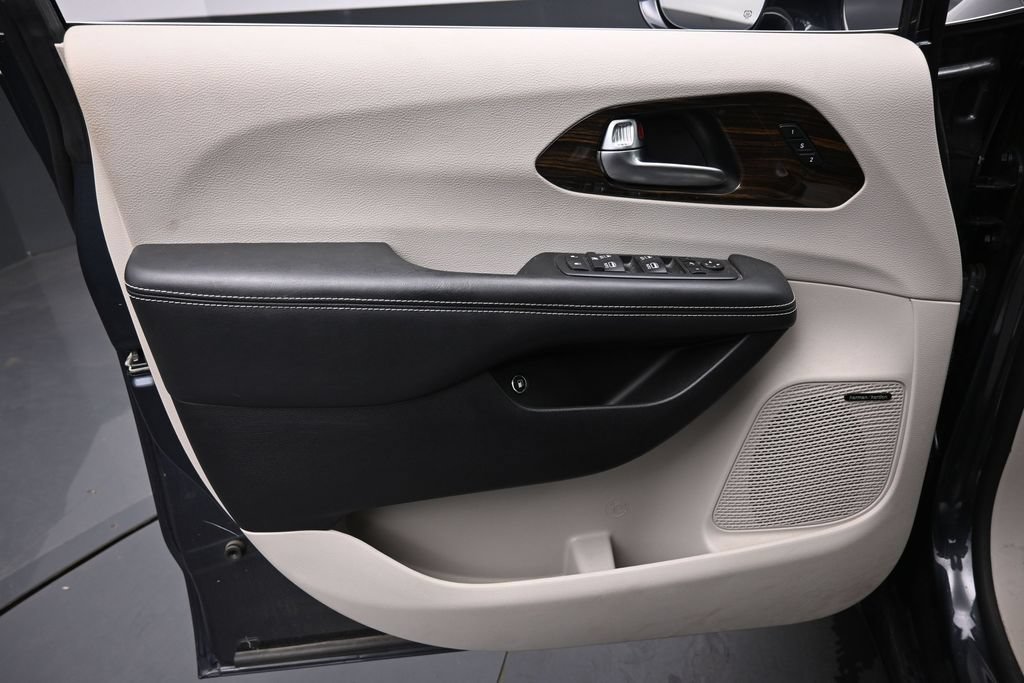 Used 2021 Chrysler Pacifica Limited w/ Premium & Safety Sphere Group FWD image 24