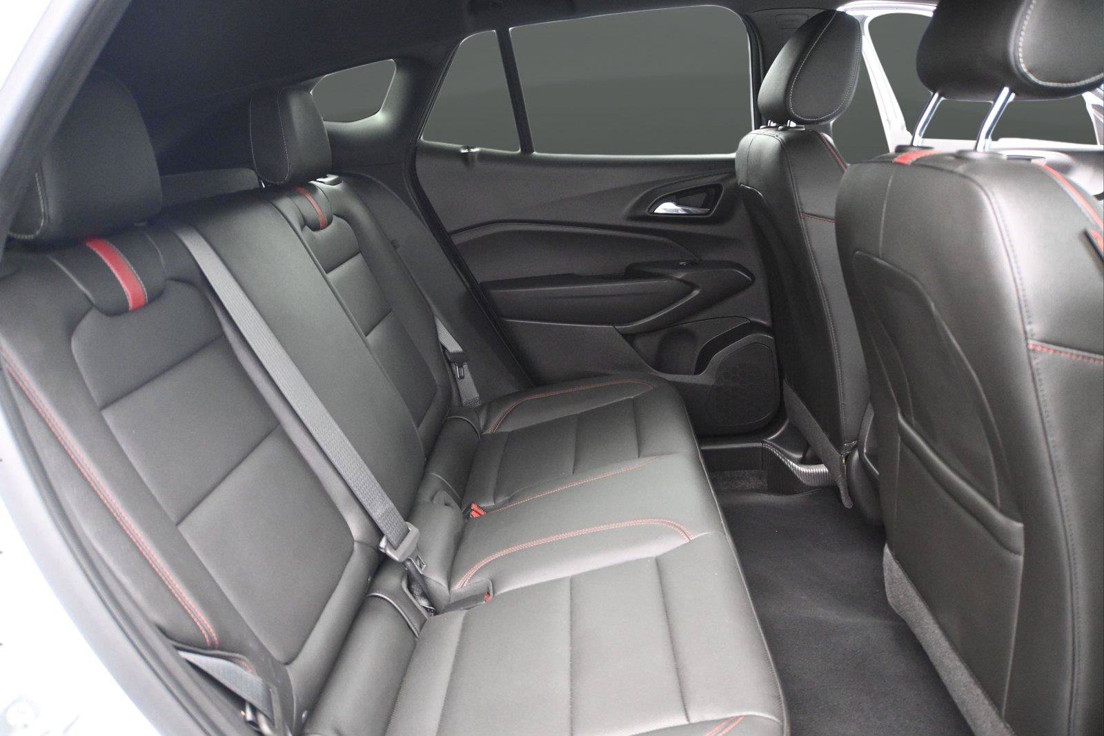 Used 2025 Chevrolet Trax RS w/ Sunroof Package FWD image 19