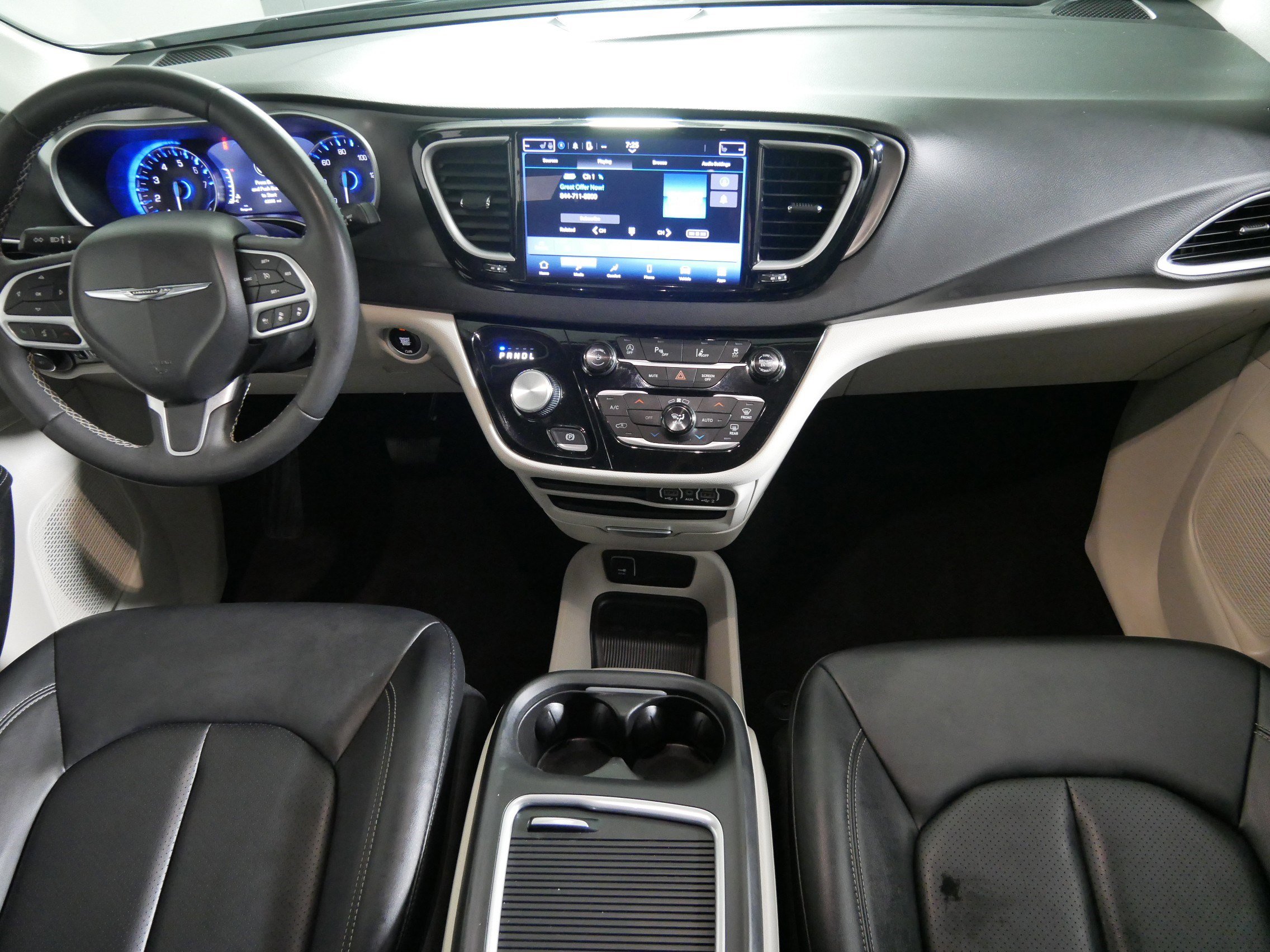 Used 2024 Chrysler Pacifica Touring-L image 10