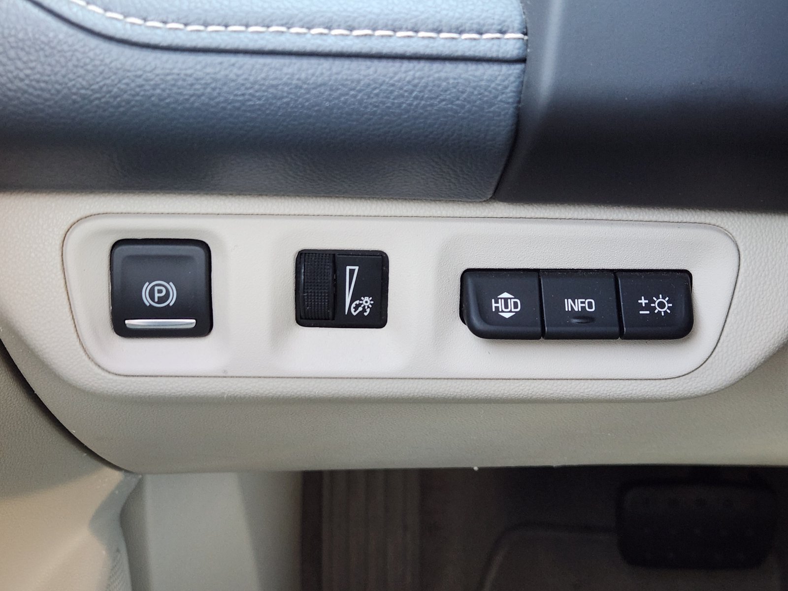 Used 2021 GMC Acadia Denali w/ Denali Technology Package FWD image 25